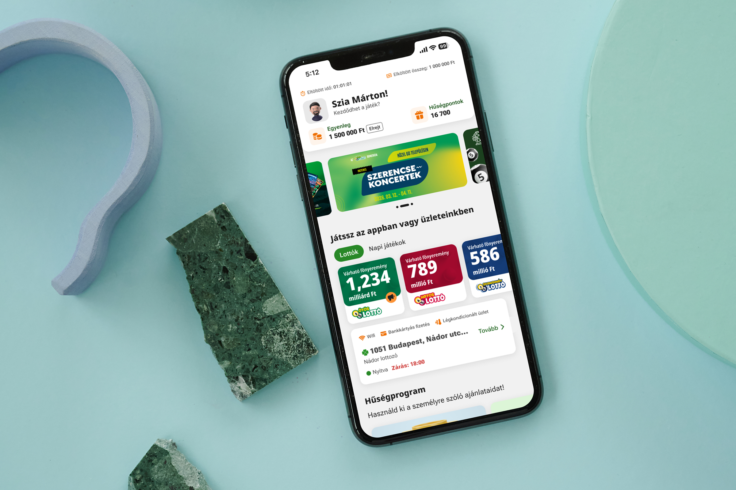 Szerencse+ alkalmazás iPhone mockupon, türkiz háttéren